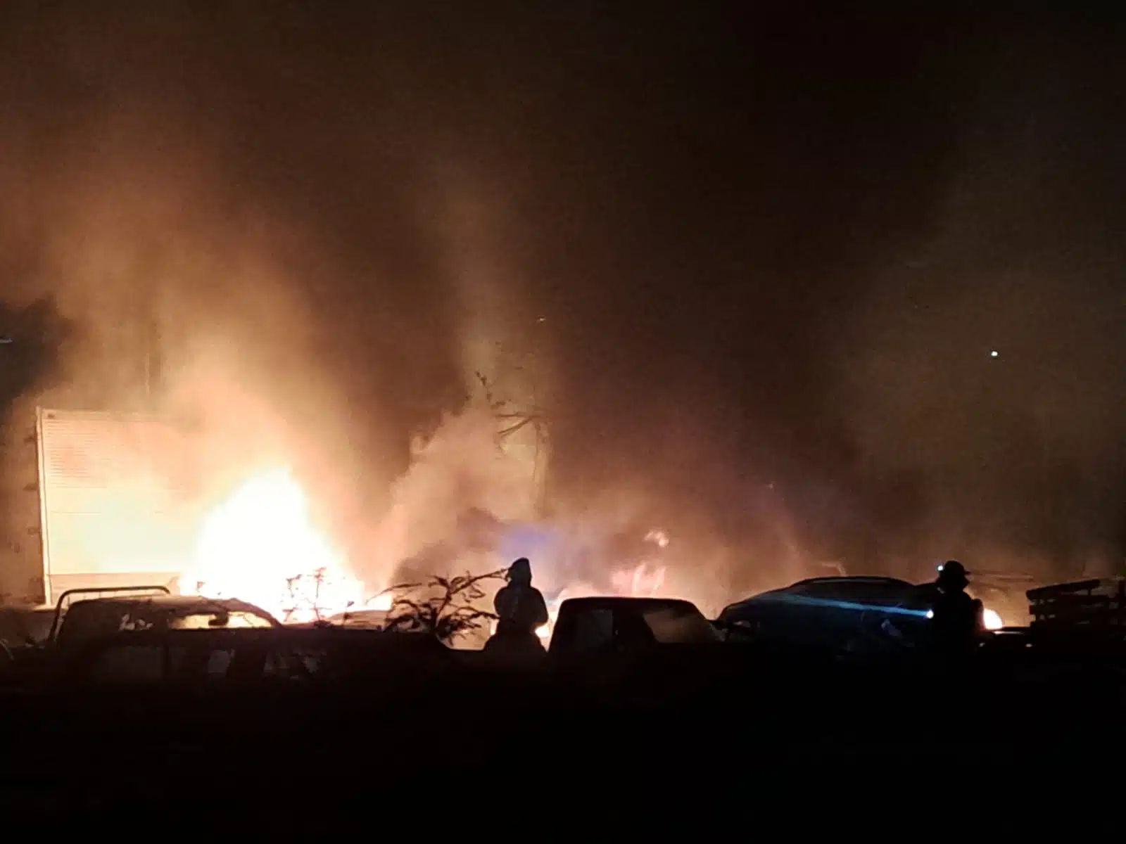 Incendio arrasa con vehículos de un yonke en la carretera La Costerita, en Culiacán