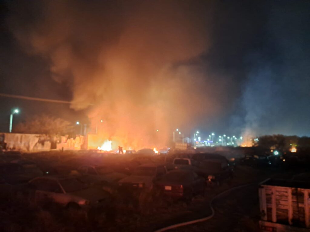 Incendio arrasa con vehículos de un yonke en la carretera La Costerita, en Culiacán