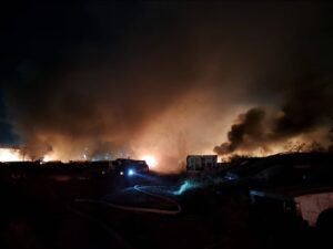 Incendio arrasa con vehículos de un yonke en la carretera La Costerita, en Culiacán