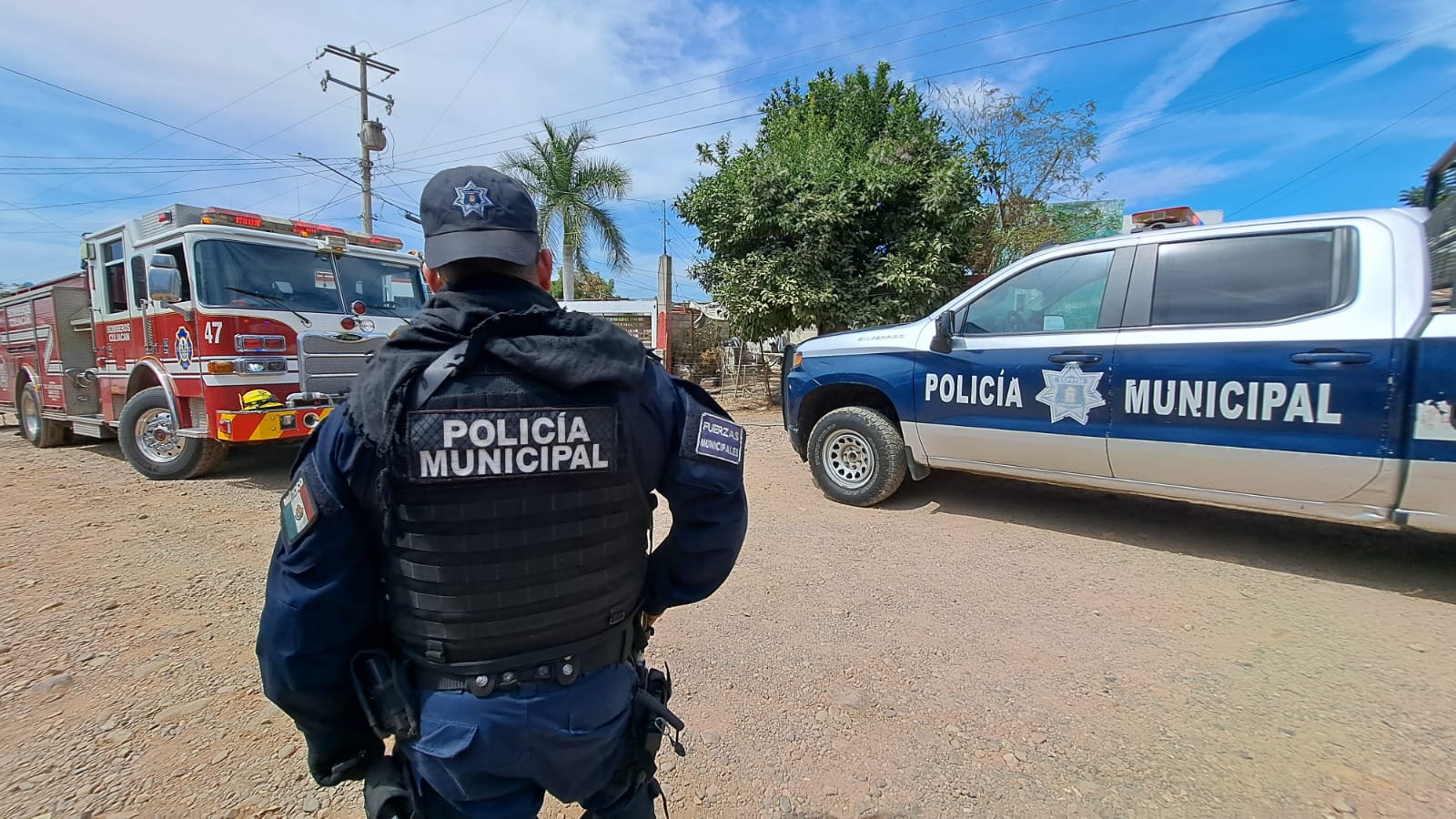 Policías y bomberos llegaron a la zona a controlar el incendio