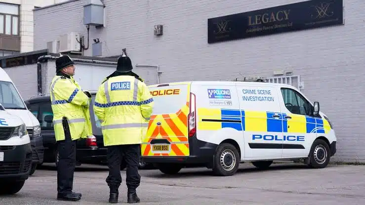 Investigan fraude en funeraria de Inglaterra; sacan 34 cadáveres del lugar