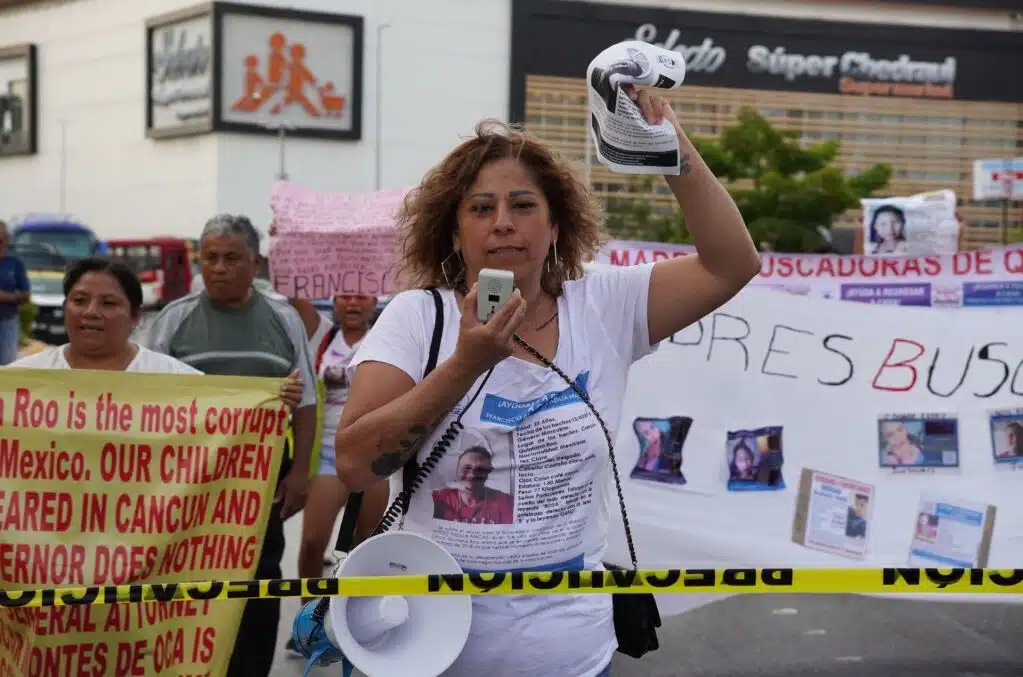 Madres buscadoras marcharon en protesta por la desaparición de sus hijos en la zona hotelera de Cancún.