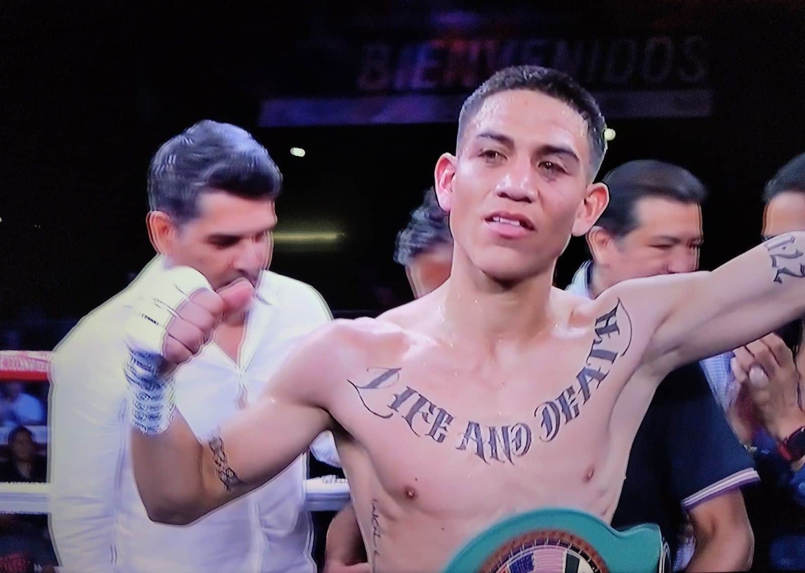 Israel “Azulito” Ramírez haciendo la señal de triunfo arriba de un ring