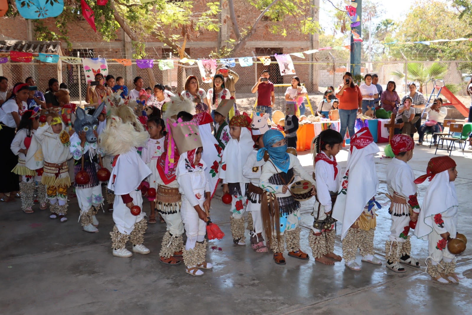 Niños bailando en el Jardín de Niños “Genaro Estrada”