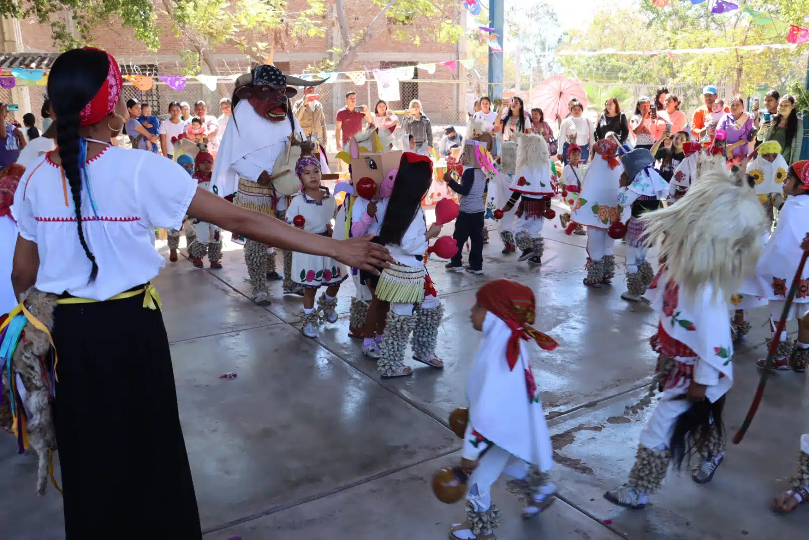 Niños bailando en el Jardín de Niños “Genaro Estrada”