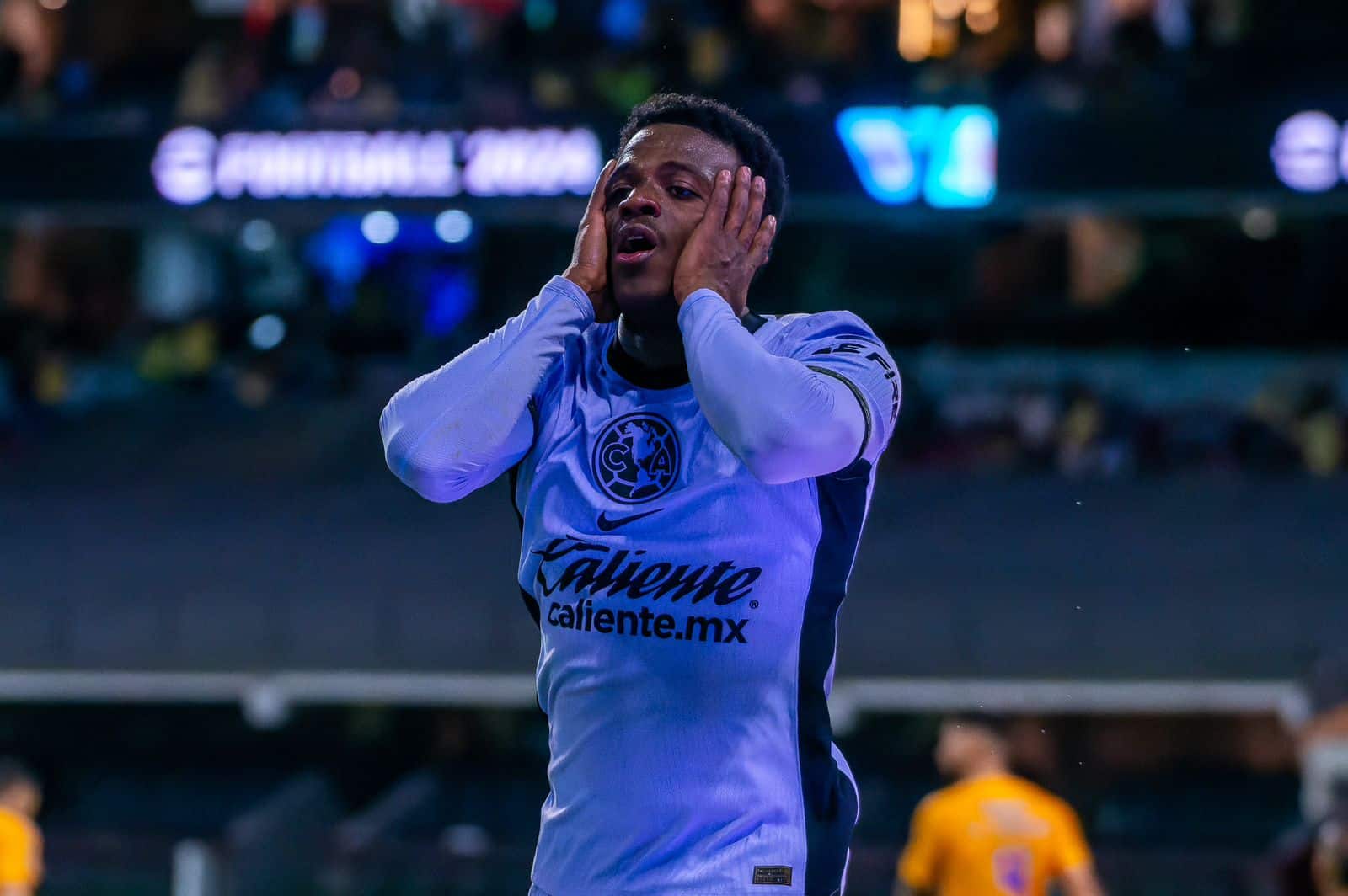 Javairo Dilrosun con sus manos en las cachetes en el estadio Azteca en México