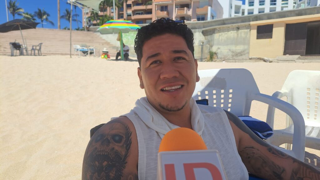 Jesús Aldape en la playa de Mazatlán en entrevista con Línea Directa