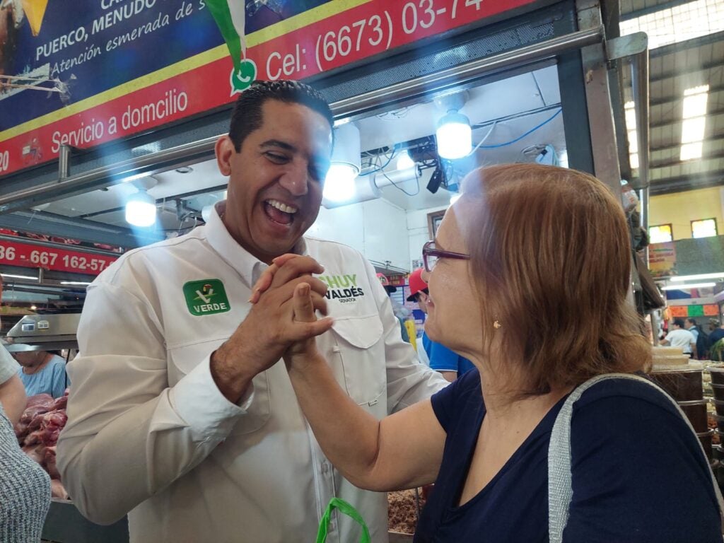 Jesús Valdés con mujer en mercado