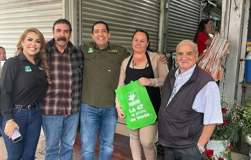 Los candidatos al Senado de la República por el Partido Verde Ecologista de México, Jesús Valdés y Nubia Ramos, recorrieron el mercado de Las Flores.