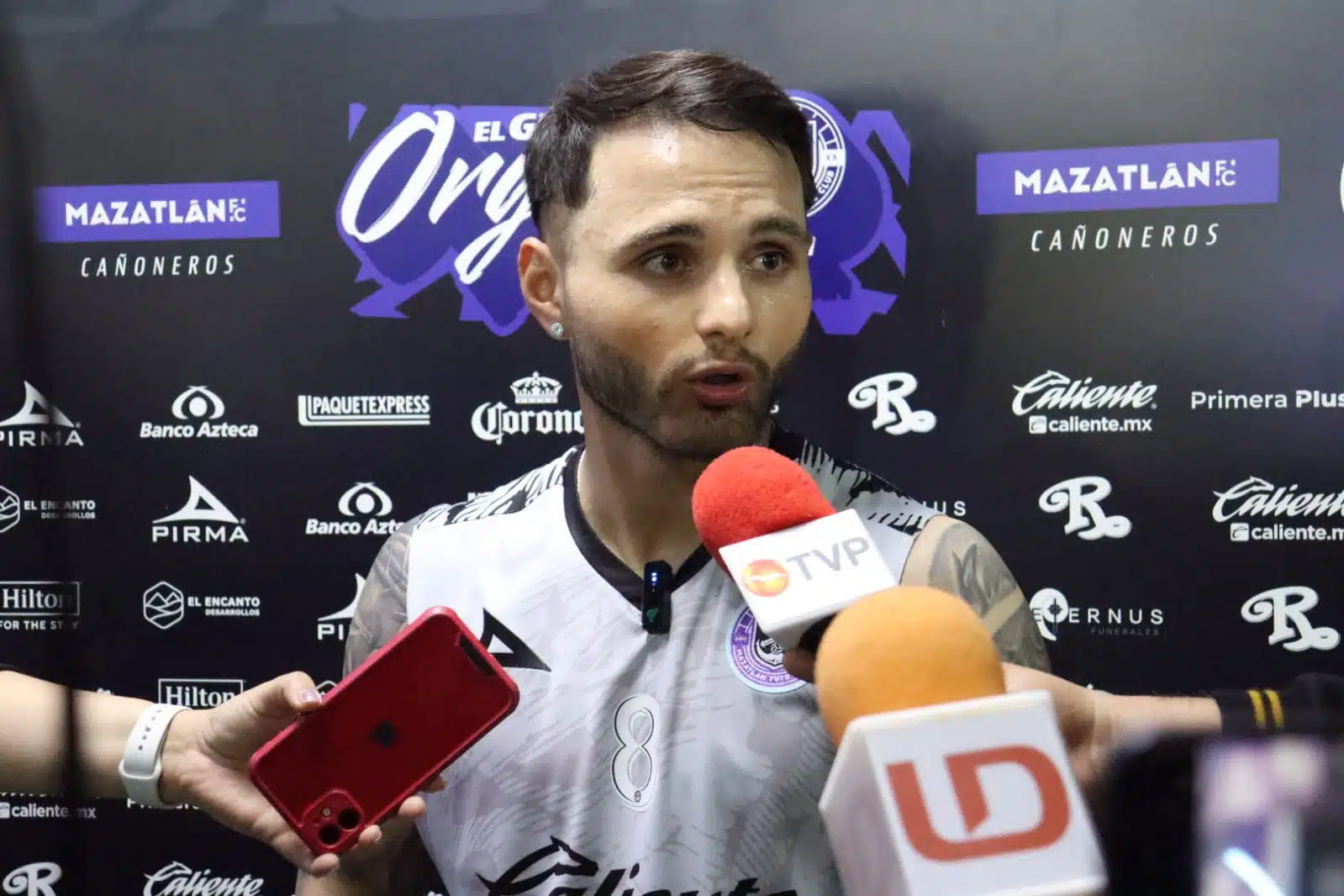 Josué Colmán jugador del equipo de futbol Mazatlán FC en conferencia de prensa con los medios de comunicación