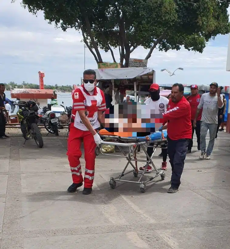 Paramédicos de la Cruz Roja trasladaron al joven a un Hospital General de Mazatlán para su atención médica y sutura.