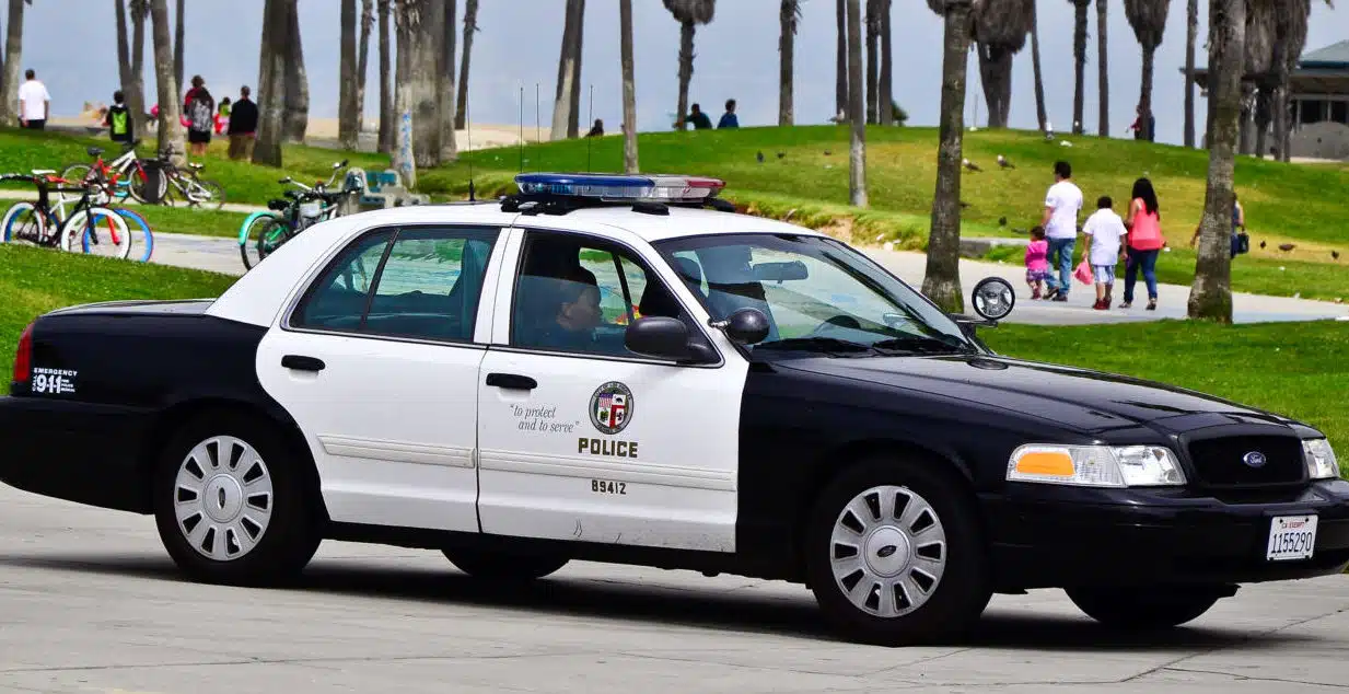 Joven se pega un tiro y fallece tras altercado con policía de Los Ángeles