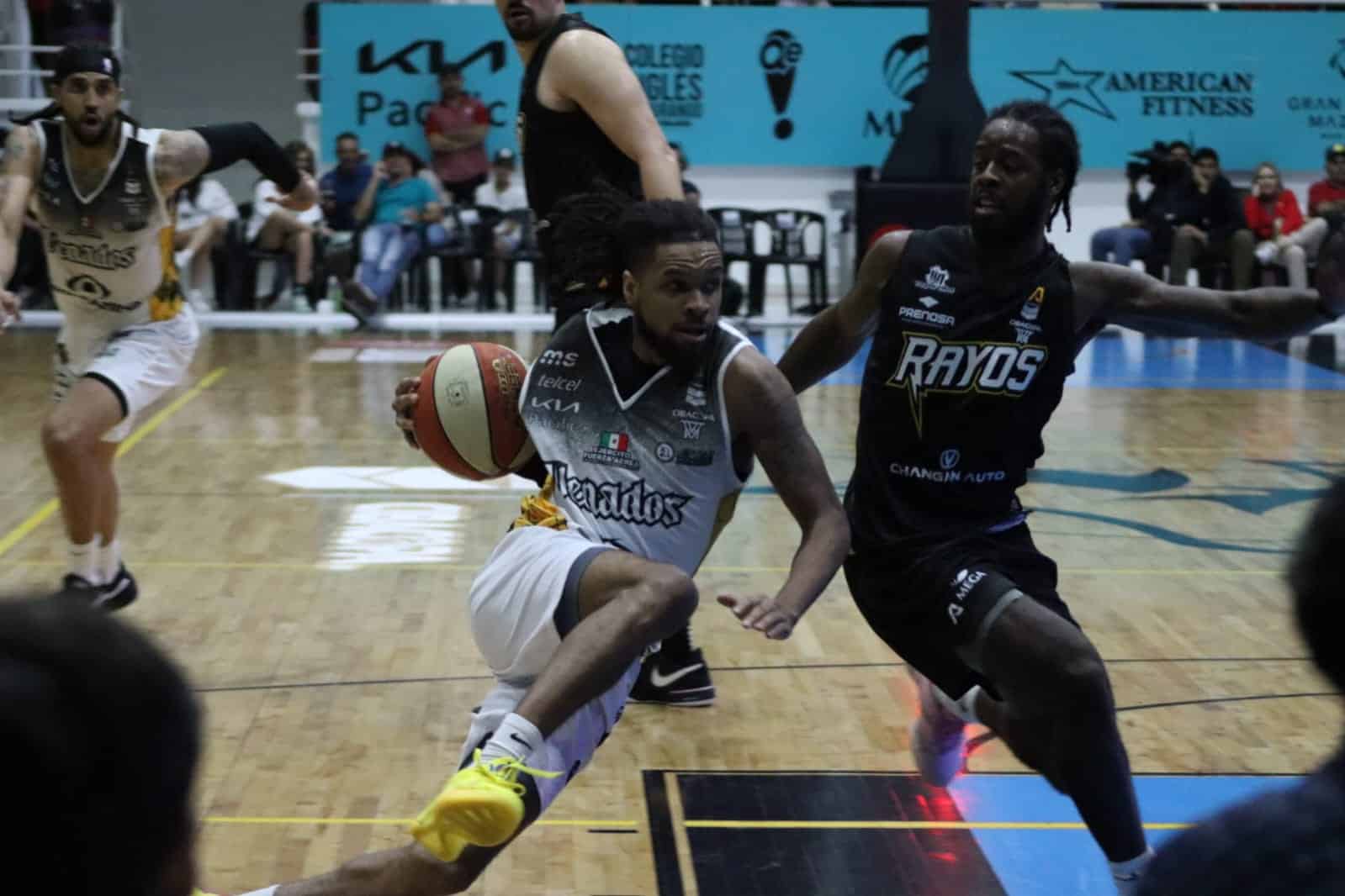 Basquetbolistas en la duela