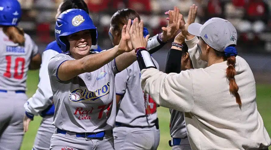 Jugadoras de Charros Softbol celebrando