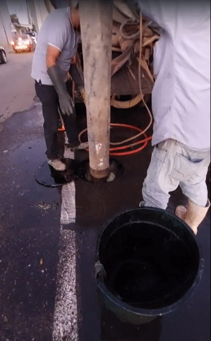 Bote para la basura sacado de la alcantarilla en Guasave
