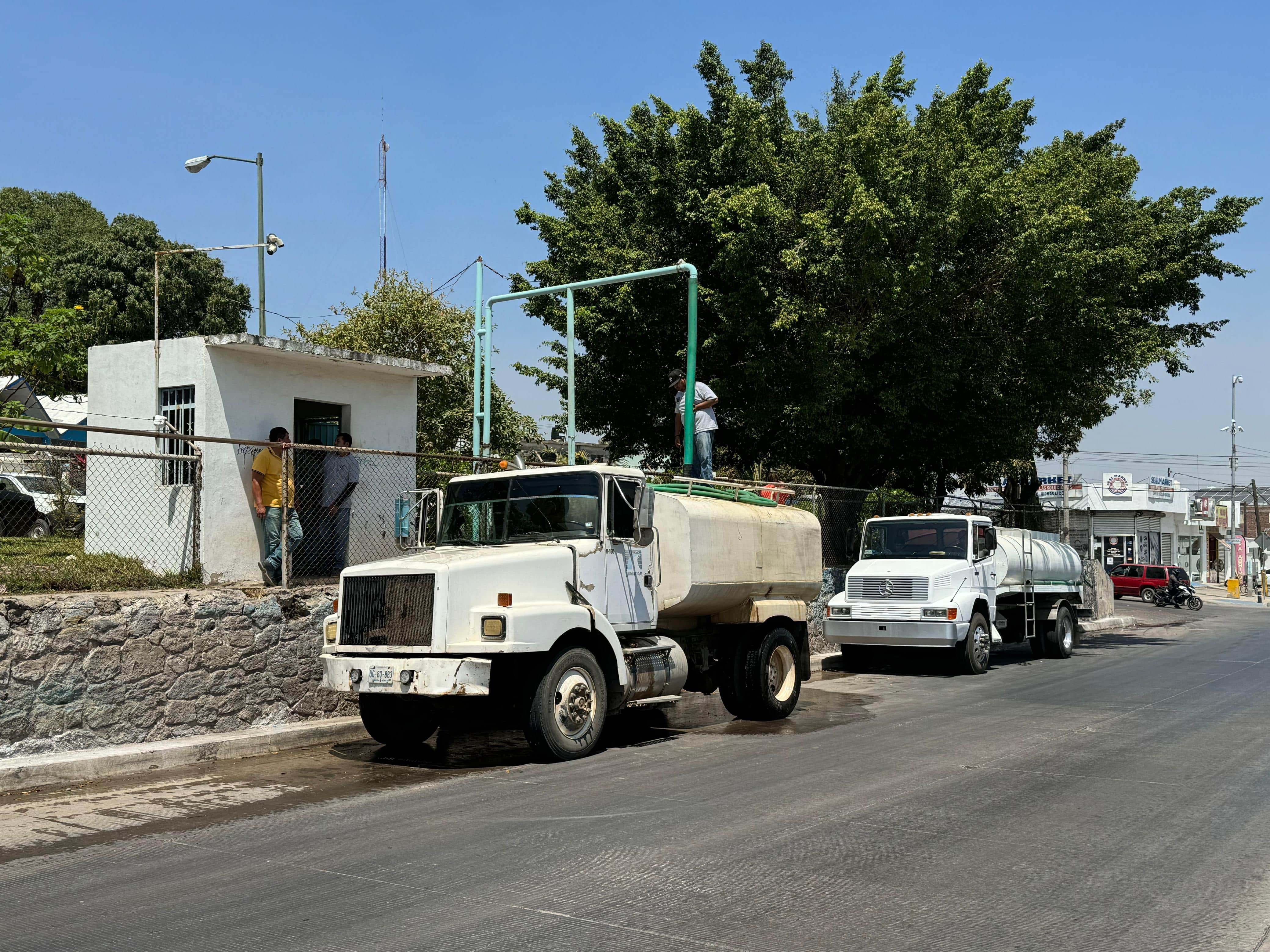 Camión de la Jumapam cargar y trasladar agua