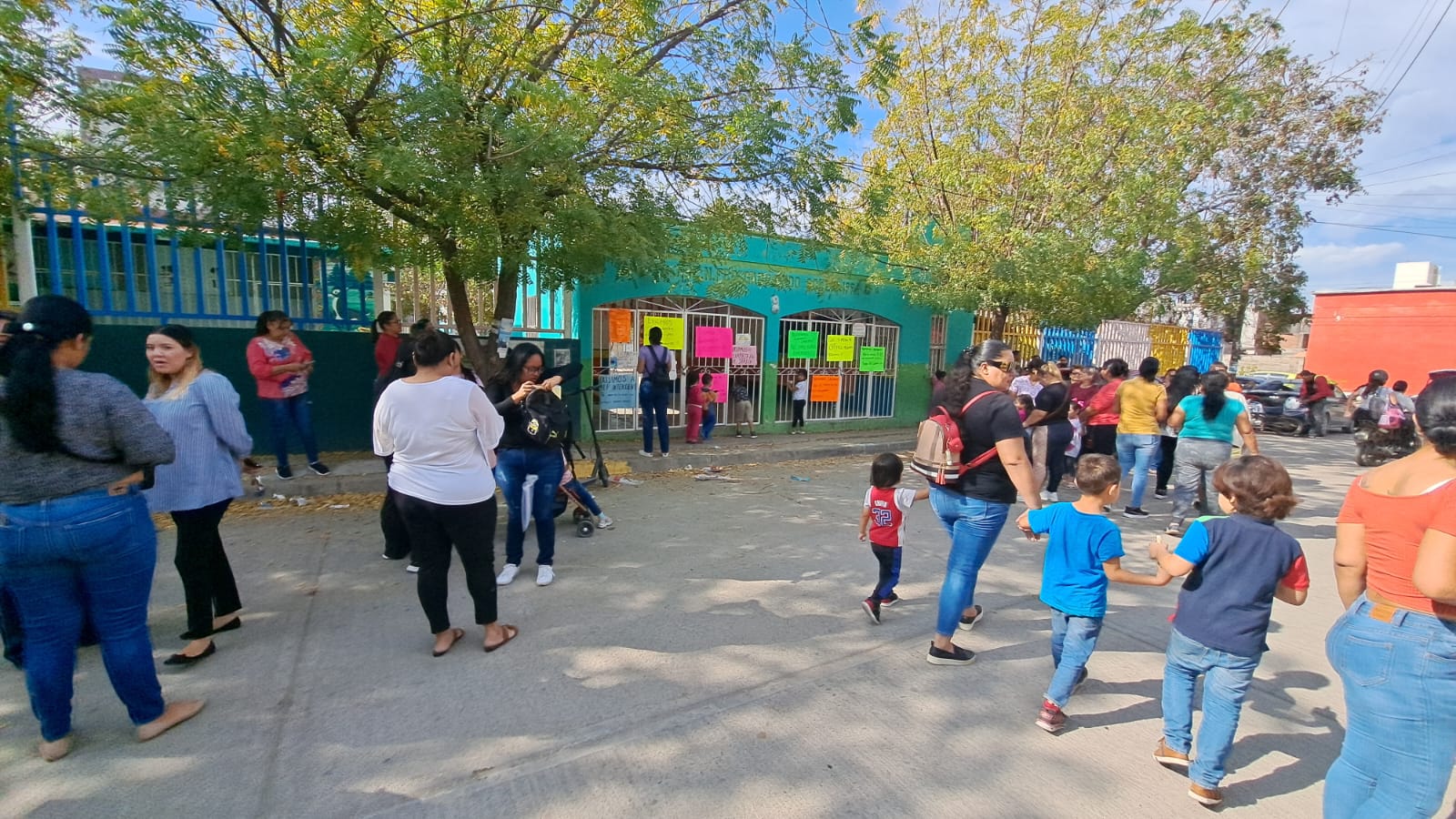 Madres de familia afuera de las instalaciones del Jardín de Niños "Francisco Gabilondo Soler".