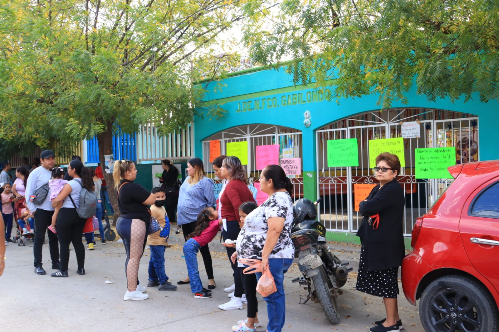 Madres de familia afuera de las instalaciones del Jardín de Niños "Francisco Gabilondo Soler"./ Foto: Jenifer Salcido