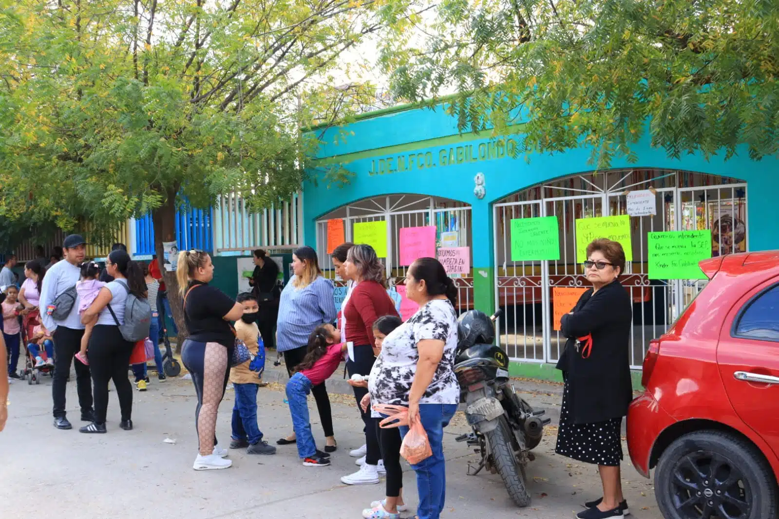 Madres de familia afuera de las instalaciones del Jardín de Niños "Francisco Gabilondo Soler"./ Foto: Jenifer Salcido