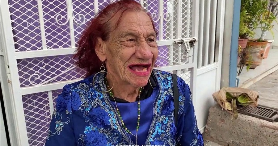 La Gilbertona sonriendo con un vestido azul