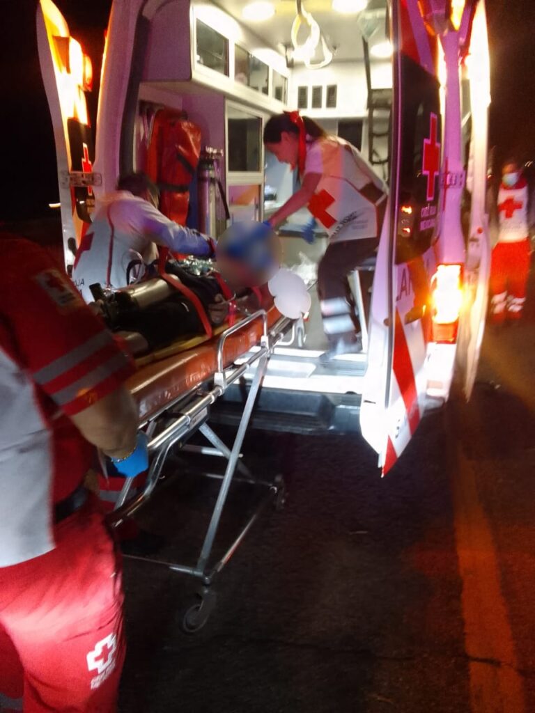 Leonardo en una camilla siendo subido a una ambulancia de la Cruz Roja tras ser embestido por un tractocamión en Guasave