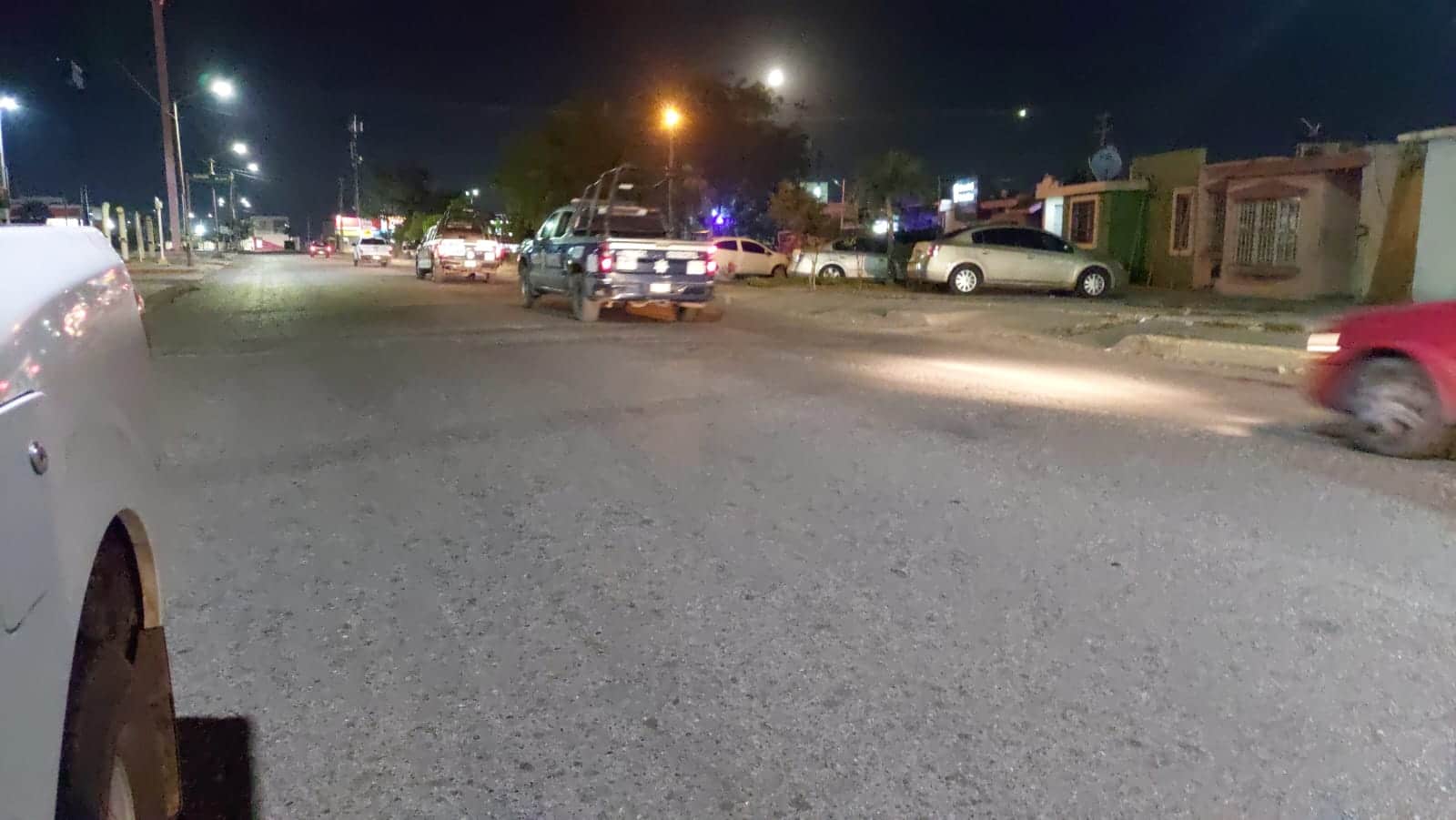 Patrulla por una calle en horas de la noche