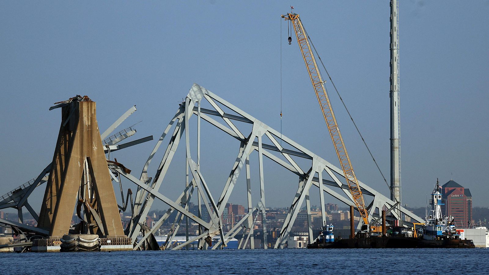 Una grúa llega al puente colapsado de Baltimore