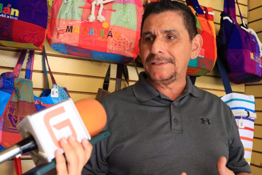 Lino López en entrevista con Línea Directa en el Mercado Pino Suárez en Mazatlán