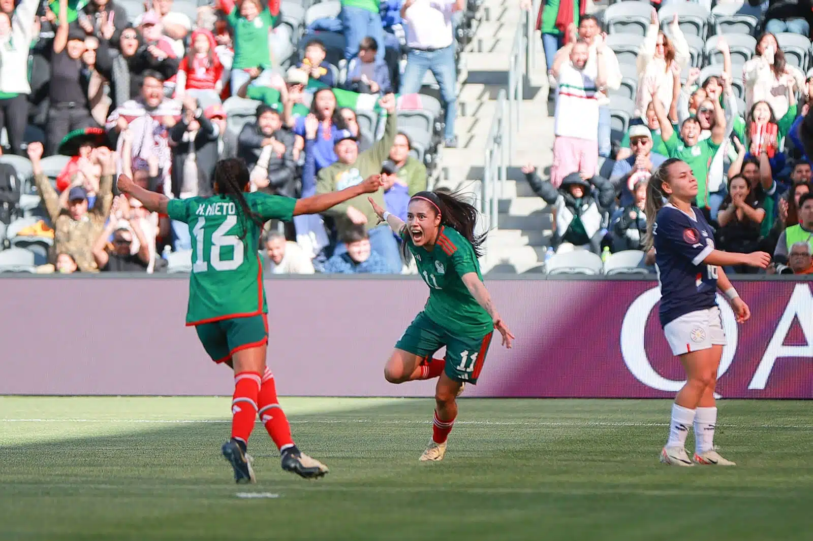 2 jugadores del equipo de futbol de México festejando y una de la Selección de Paraguay en la Copa Oro Femenil
