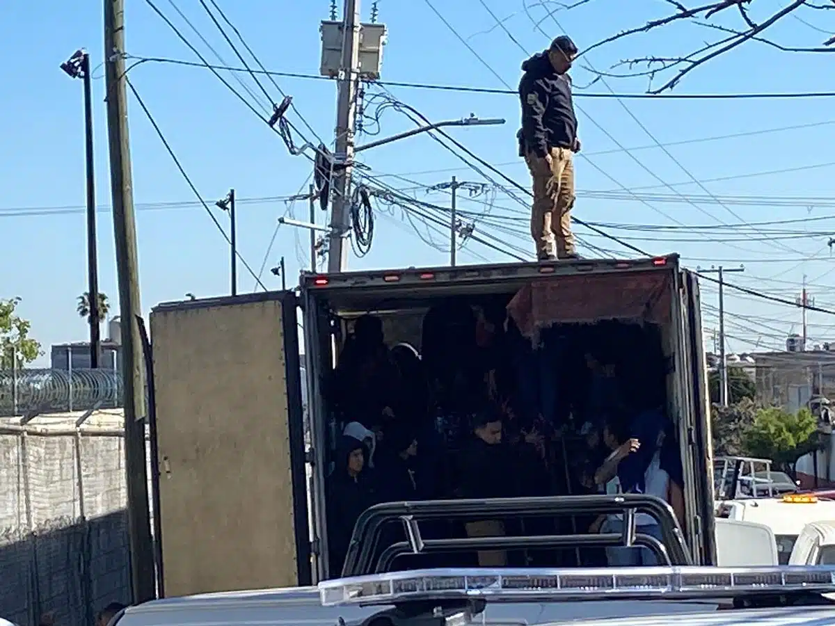 Localizan a 200 migrantes hacinados dentro de tractocamión en Coahuila