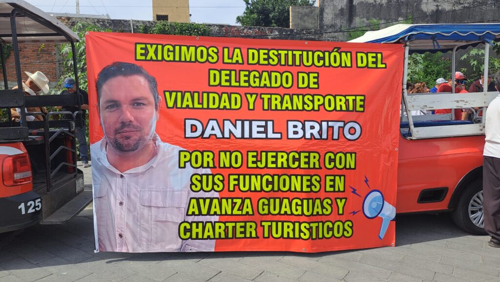 Lona en la que aparece Daniel Brito Rojas por manifestación por parte de transportista en su contra en Mazatlán