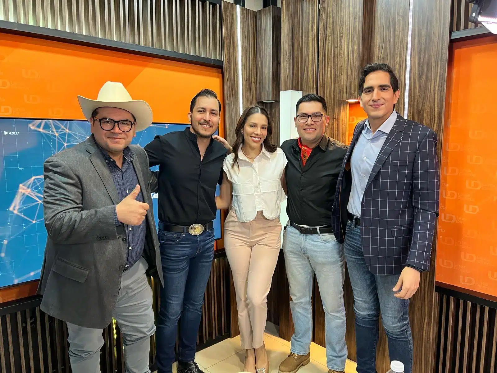 Los locutores de La Mexicana 92.3 FM en el estudio de Línea Directa junto a Axel Avendaño y Manuel Aceves
