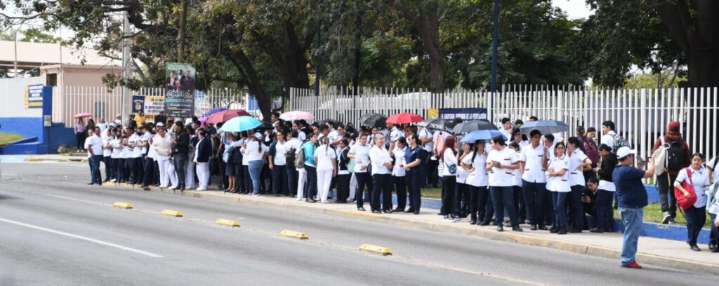 Trabajadores y estudiantes de la UAS se manifiestan en Mazatlán.