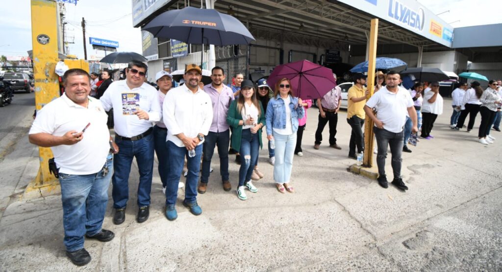 Trabajadores y estudiantes de la UAS se manifiestan en Mazatlán.