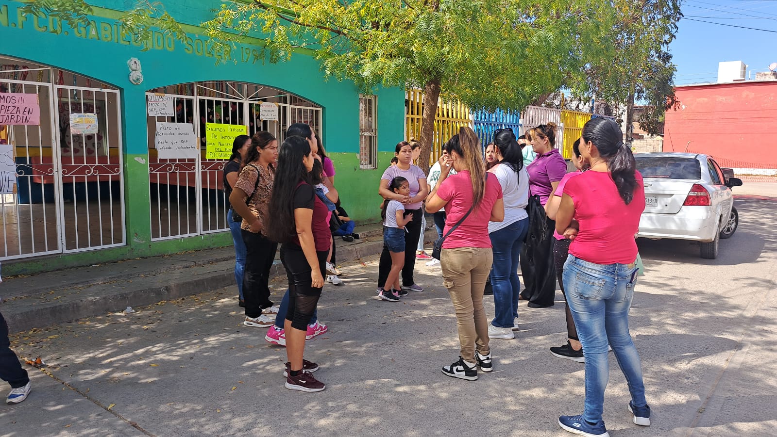 Madres de familia afuera de las instalaciones del Kínder