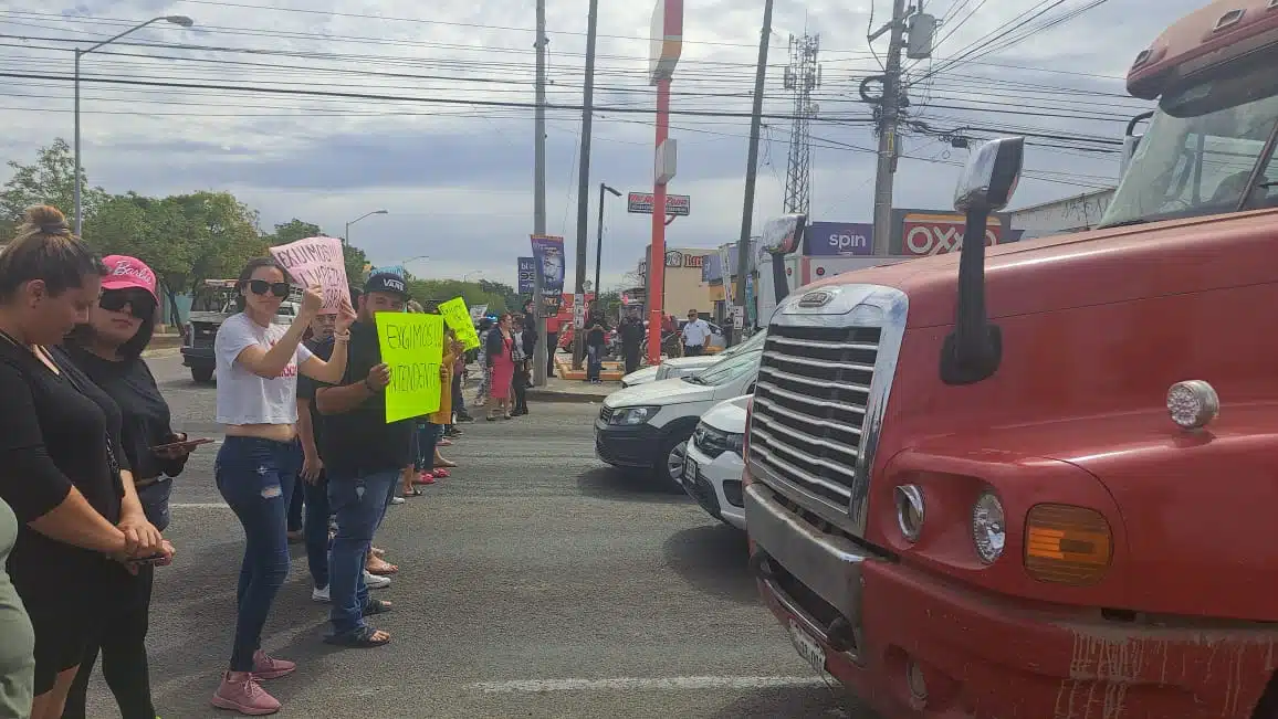 Madres de familia bloquean carretera internacional México 15.