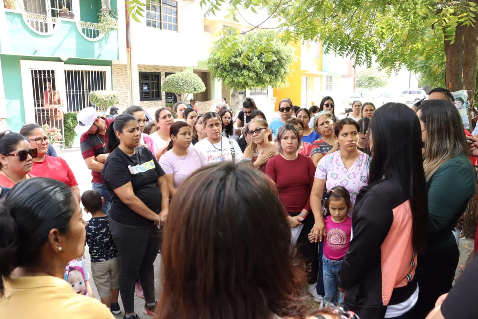 Madres de familia reunidas