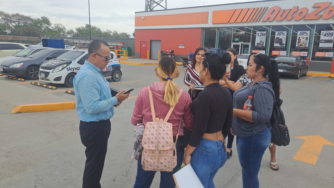Madres de familia bloquean carretera internacional México 15.