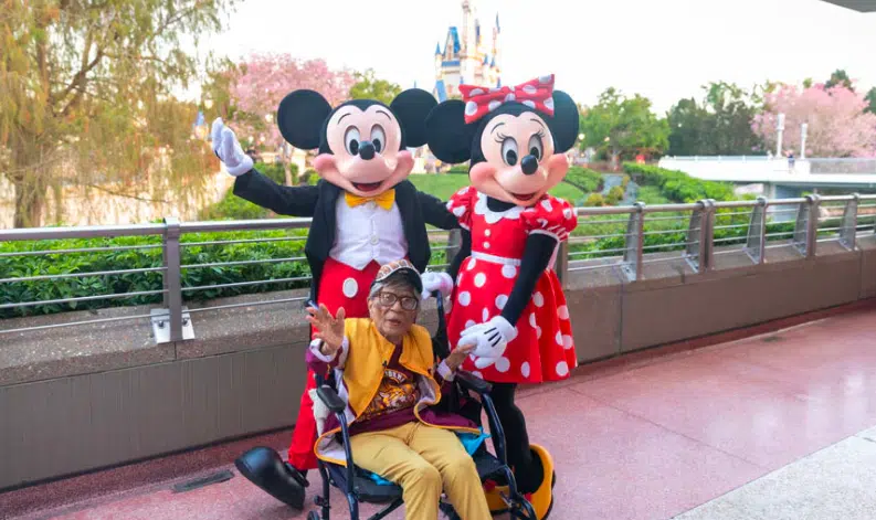 Mujer de 106 años festeja su cumpleaños en Disney World