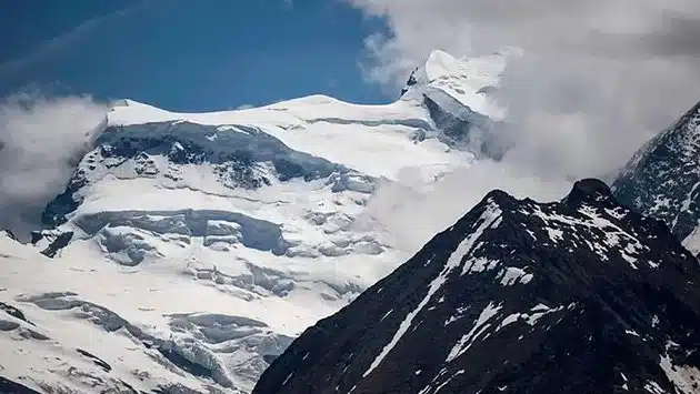 Mal clima provoca que alpinistas queden varados en los Alpes suizos