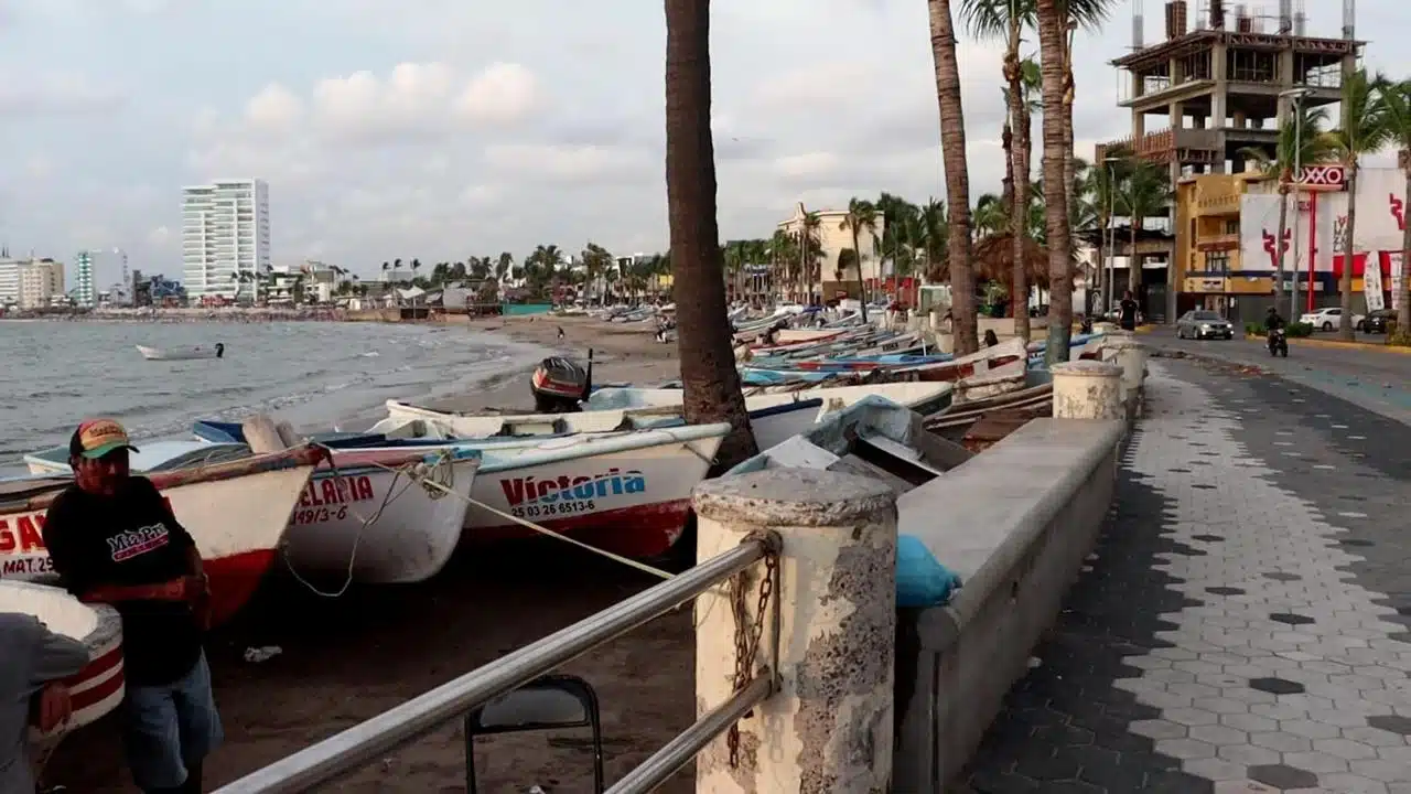 Lanchas parqueadas en la orilla del mar y con vista al malecón en Mazatlán