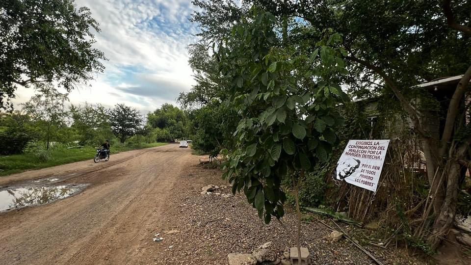 Zona rural de Guasave y una lona pegada en un cerco