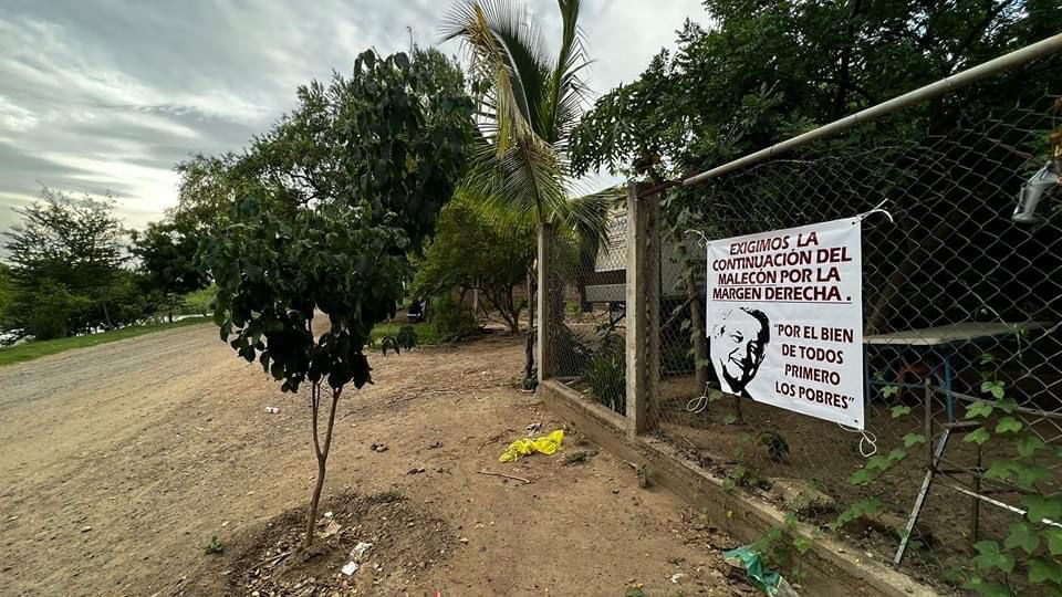 Zona rural de Guasave y una lona pegada en un cerco