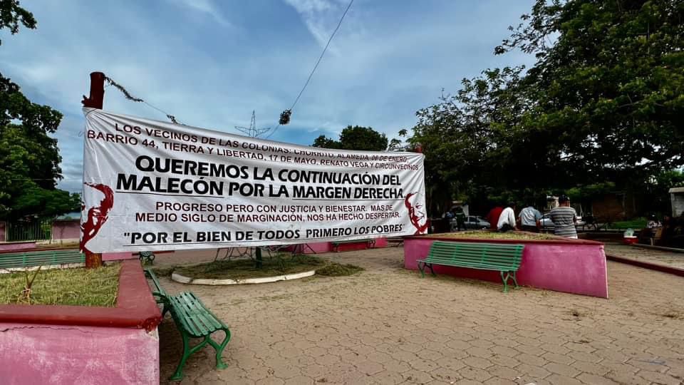 Zona rural de Guasave y una lona pegada en exigencia de la continuación del malecón en la margen derecha