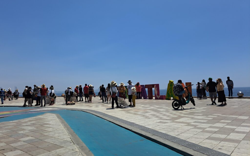 Visitantes y turistas en el Malecón de Mazatlán