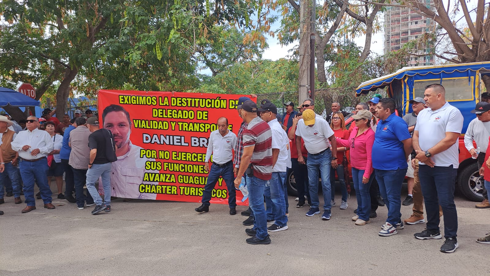 Manifestación dude transportistas en contra de Héctor Daniel Brito Rojas, delegado de Vialidad y Transporte en Mazatlán
