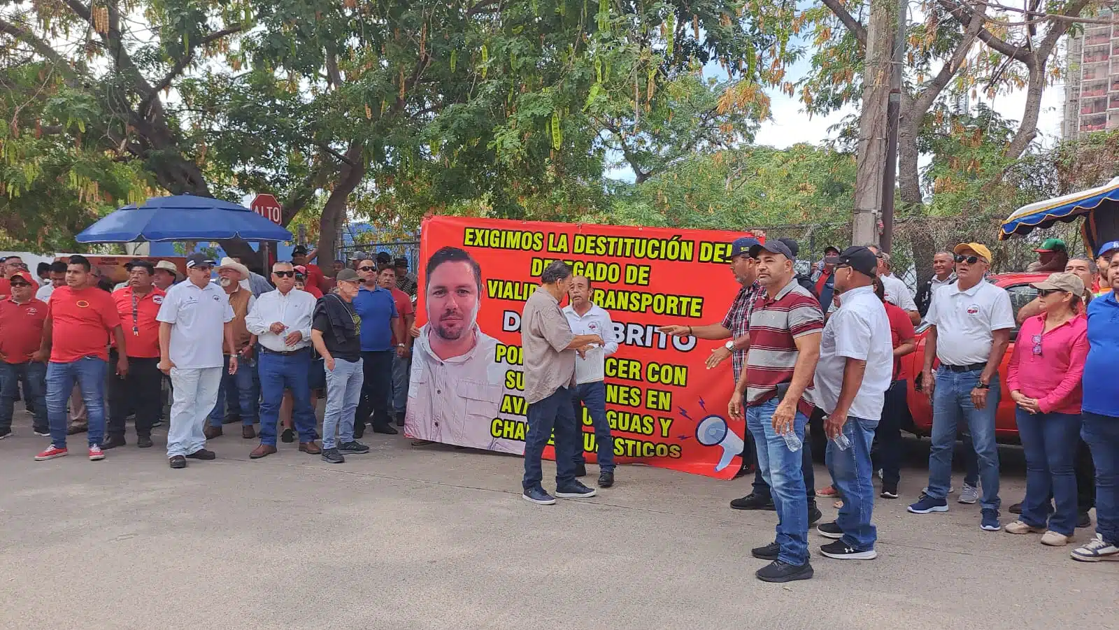 Manifestación dude transportistas en contra de Héctor Daniel Brito Rojas, delegado de Vialidad y Transporte en Mazatlán