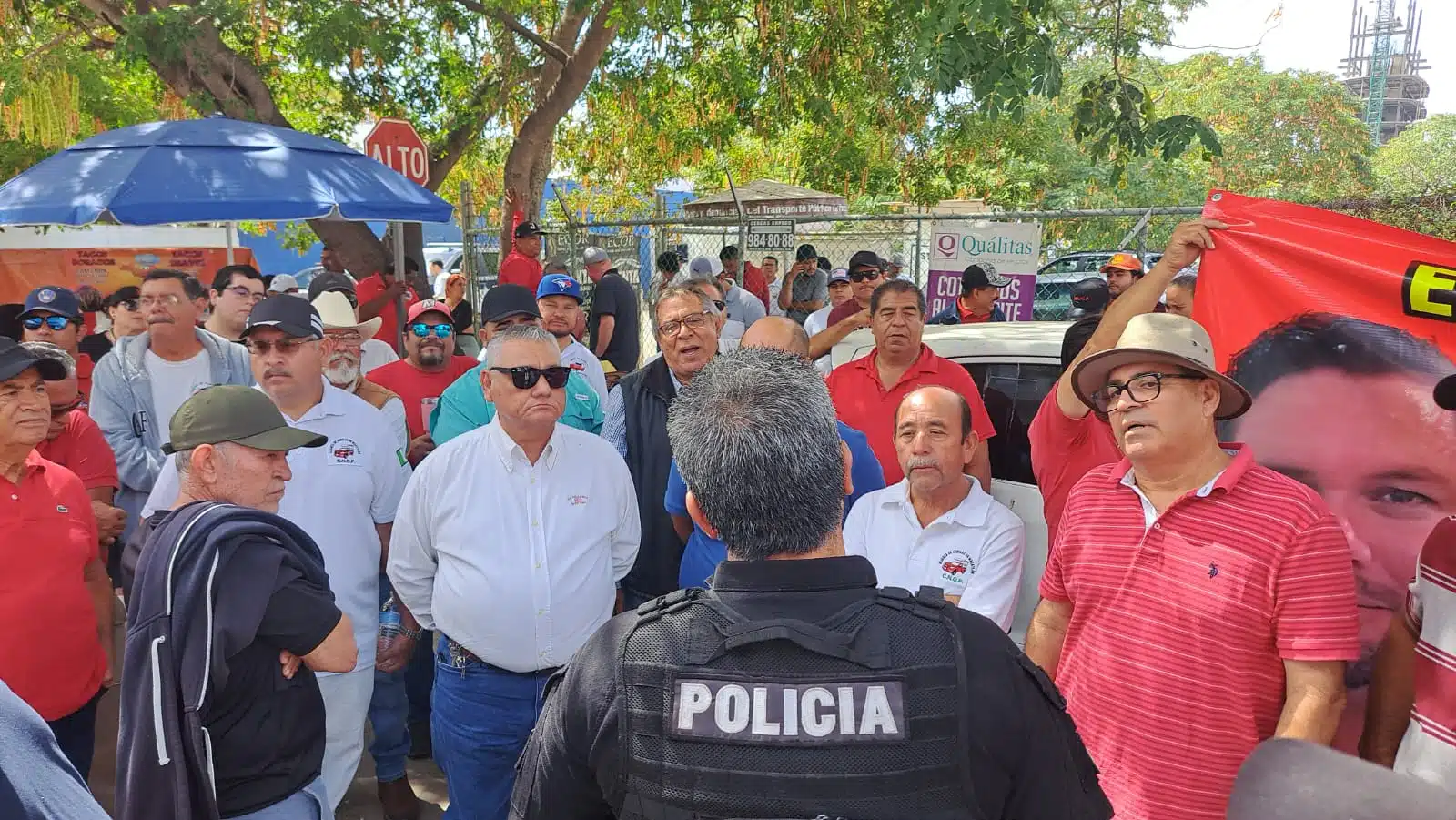Manifestación dude transportistas en contra de Héctor Daniel Brito Rojas, delegado de Vialidad y Transporte en Mazatlán