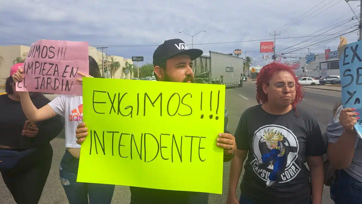 Padres y madres de familia bloquean Carretera Internacional en Mazatlán por falta de intendente en el kínder “Francisco Gabilondo Soler”