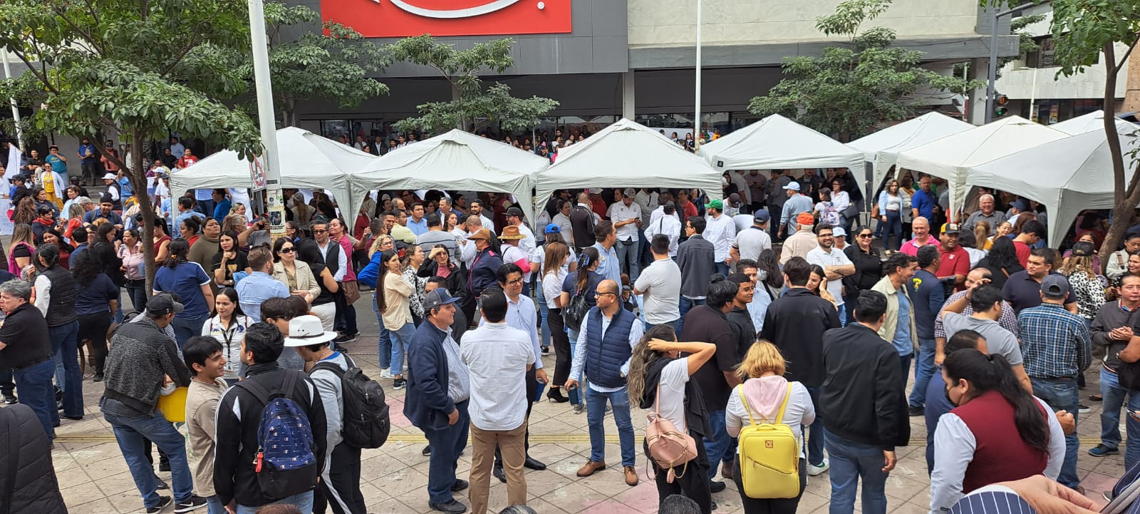 Personas reunidas manifestándose